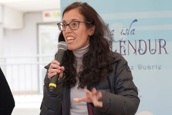 Èxit de participació a la Fira de Sant Jordi d'Abrera, amb parades de llibres, autors/res locals, entitats, formacions polítiques, comerços i diferents activitats per a tothom