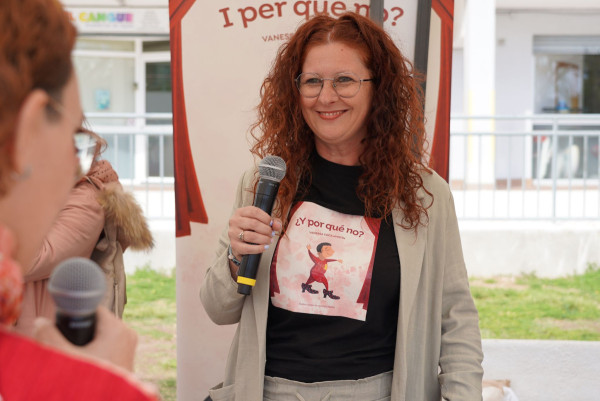 Èxit de participació a la Fira de Sant Jordi d'Abrera, amb parades de llibres, autors/res locals, entitats, formacions polítiques, comerços i diferents activitats per a tothom