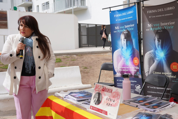 Èxit de participació a la Fira de Sant Jordi d'Abrera, amb parades de llibres, autors/res locals, entitats, formacions polítiques, comerços i diferents activitats per a tothom