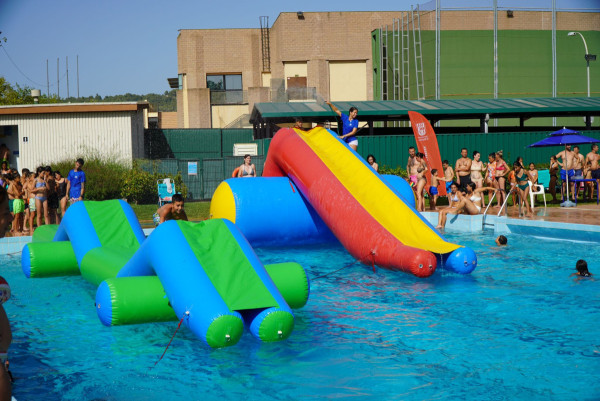 Gran èxit de la Festa de l'Estiu d'Abrera, amb inflables a la nostra Piscina Municipal d'Estiu!