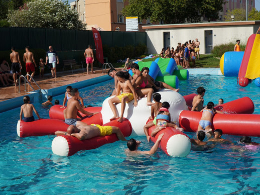 Gran èxit de la Festa de l'Estiu d'Abrera, amb inflables a la nostra Piscina Municipal d'Estiu!