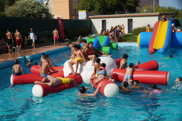 Gran èxit de la Festa de l'Estiu d'Abrera, amb inflables a la nostra Piscina Municipal d'Estiu!