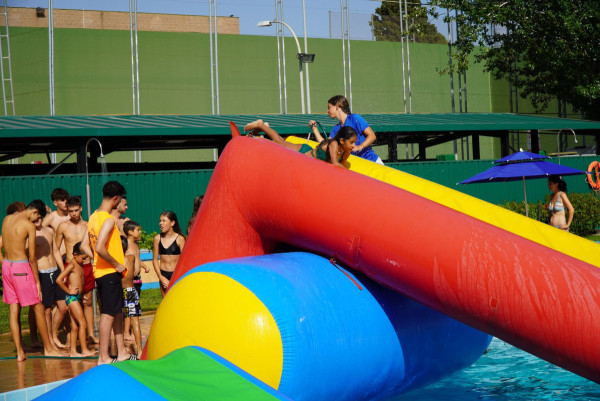 Gran èxit de la Festa de l'Estiu d'Abrera, amb inflables a la nostra Piscina Municipal d'Estiu!