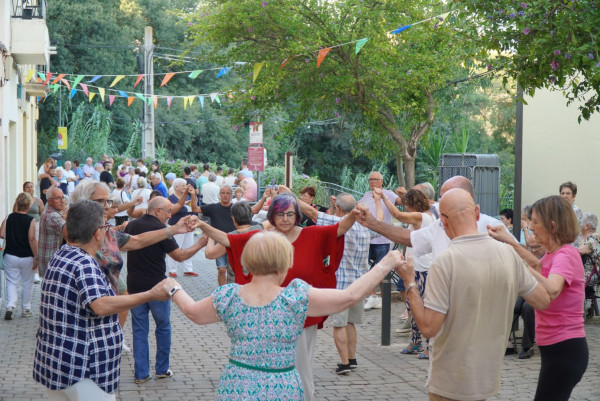 Continuem celebrant les Festes Majors dels nostres barris! Gaudim de la festa grossa del carrer de La Font!