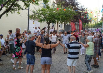 Continuem celebrant les Festes Majors dels nostres barris! Gaudim de la festa grossa del carrer de La Font!