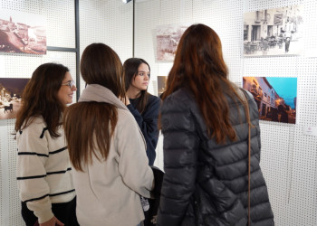 Visitem l'exposició 'Art i memòria fotogràfica: l'Abrera d'abans i d'ara' a l'Espai Artístic Pere Torres amb els i les joves que han participat en la mostra