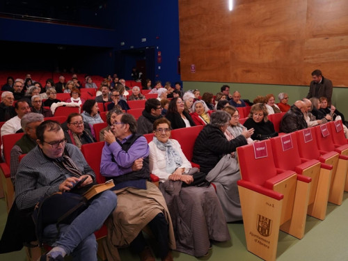 Donem el tret de sortida al XXVII Concurs de Teatre Amateur Vila d’Abrera amb 'Perfectes desconeguts' amb el grup Triangle Teatre de Cornellà de Llobregat