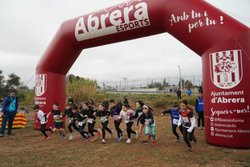 Abrera amb l'esport! Èxit del 3r Cros Local d'Abrera i 4rt Cros Comarcal Escolar del curs 2024-2025 i la cursa solidària celebrats aquest dissabte 8 de febrer a l'avida. de Sant Hilari