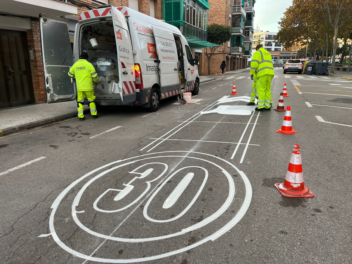 A Abrera implantem una nova senyalització per fomentar la convivència entre bicicletes, vehicles de mobilitat personal (VMP) i vehicles motoritzats