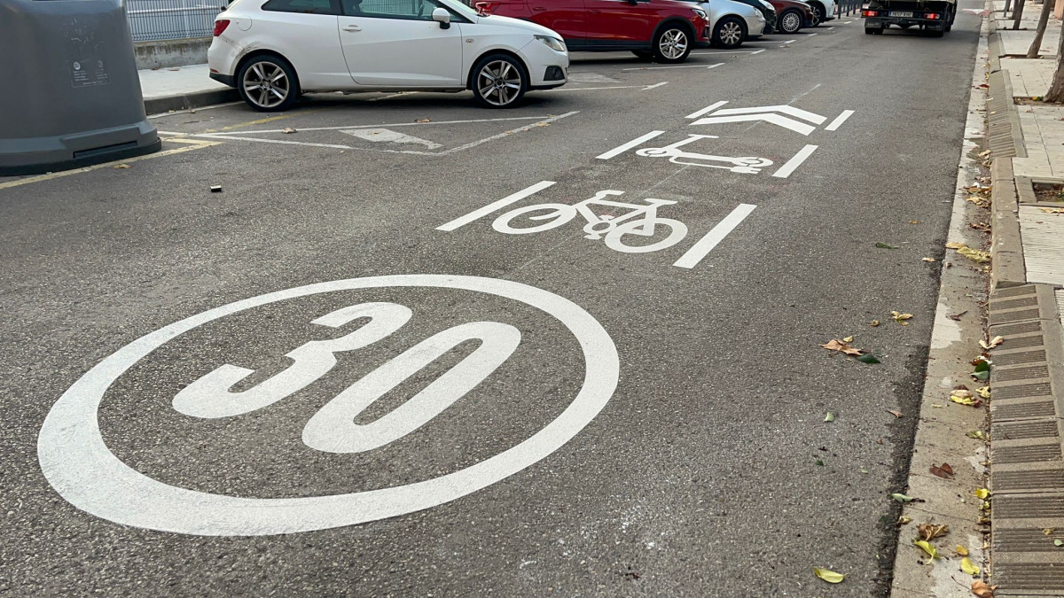 A Abrera implantem una nova senyalització per fomentar la convivència entre bicicletes, vehicles de mobilitat personal (VMP) i vehicles motoritzats