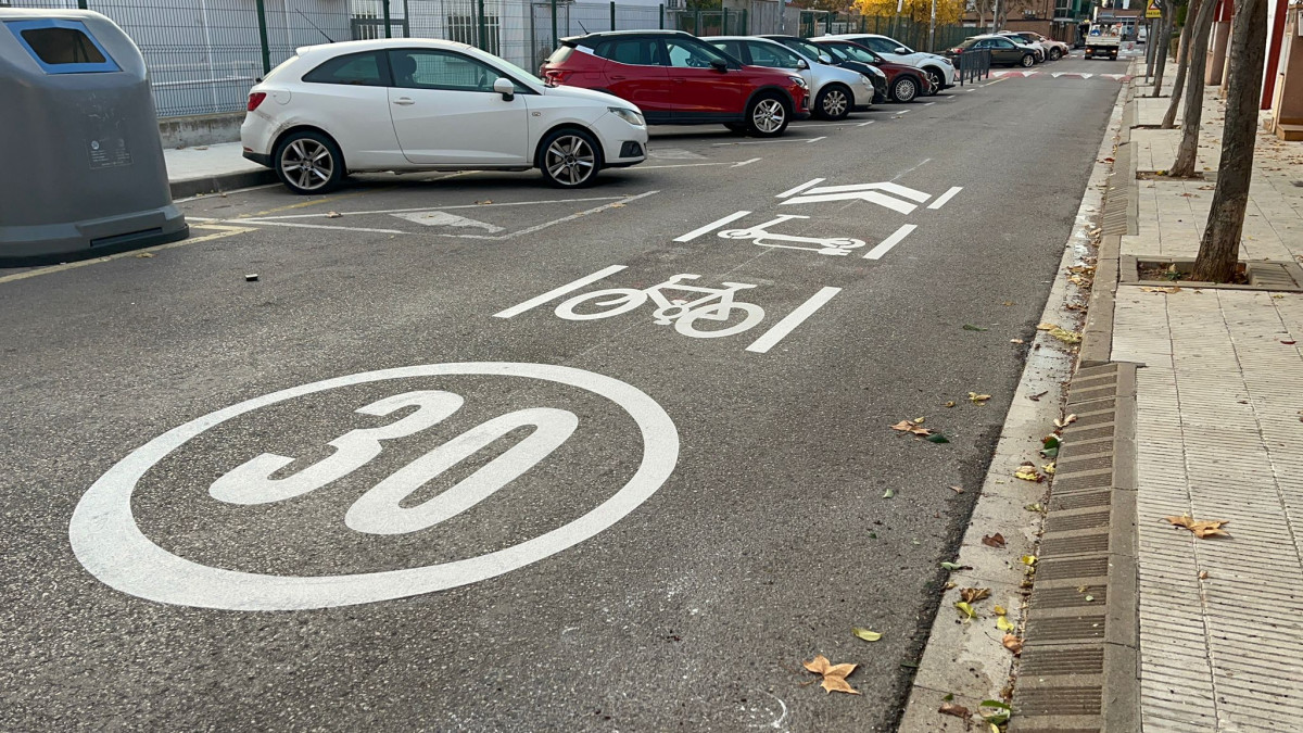 A Abrera implantem una nova senyalització per fomentar la convivència entre bicicletes, vehicles de mobilitat personal (VMP) i vehicles motoritzats
