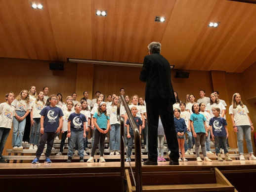 Felicitem l'Escola Municipal de Música pel darrer concert de cant coral, que va oferir conjuntament amb el Cor infantil i juvenil de l'Escola Cardenal Espinosa de Barcelona