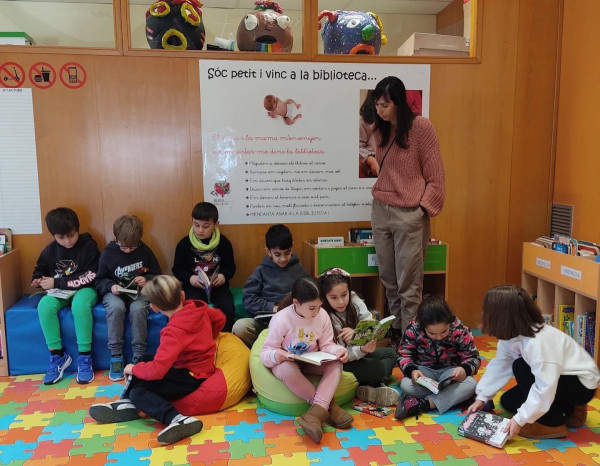 Els i les escolars d'Abrera continuen realitzant enguany les visites a la Biblioteca Josep Roca i Bros, per conèixer l'equipament i els serveis que oferim