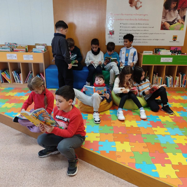 Els i les escolars d'Abrera continuen realitzant enguany les visites a la Biblioteca Josep Roca i Bros, per conèixer l'equipament i els serveis que oferim