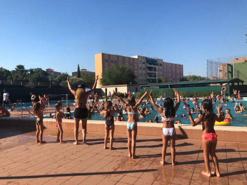 Ràdio a Abrera a la Piscina Municipal d’Estiu! Dimecres 13 de juliol de 2022 ens hem divertit amb l'emissió en directe de "El Top" amb música, jocs i regals i la col·laboració de Vive y Baila i la Bibliopiscina!