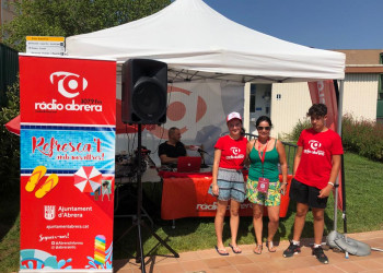 Ràdio Abrera a la Piscina Municipal d’Estiu! Dimecres 20 de juliol de 2022 ens hem divertit amb l'emissió en directe de "El Top" amb música, jocs i regals i la col·laboració de #Big Friday On Air i la Bibliopiscina!