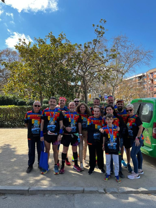 El Club d'Atletisme d'Abrera participa a la Marató de Barcelona donant suport al projecte 