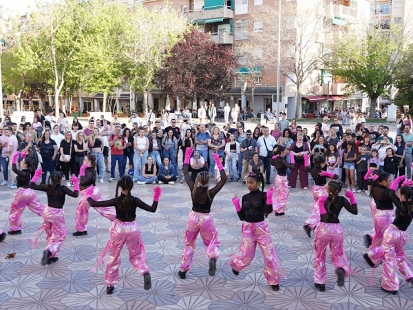 Abrera és solidària! El diumenge 14 d'abril va tenir lloc a la plaça de Pau Casals la Festa Solidària de recaudació de fons per a la investigació del càncer