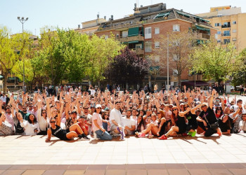 Abrera és solidària! El diumenge 14 d'abril va tenir lloc a la plaça de Pau Casals la Festa Solidària de recaudació de fons per a la investigació del càncer