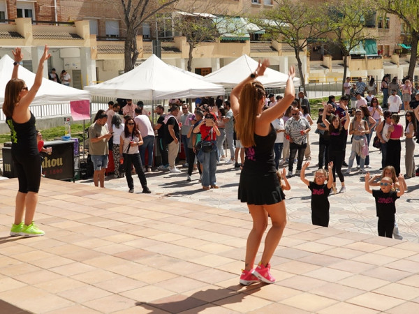 Abrera és solidària! El diumenge 14 d'abril va tenir lloc a la plaça de Pau Casals la Festa Solidària de recaudació de fons per a la investigació del càncer