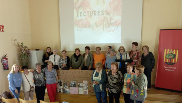 Èxit de participació a la Fira de Sant Jordi d'Abrera, amb parades de llibres, autors/res locals, entitats, formacions polítiques, comerços i diferents activitats per a tothom