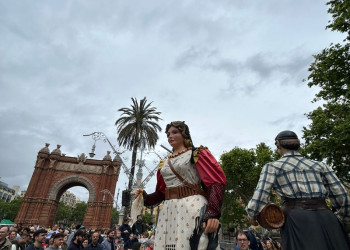 L’Associació Cultural i Folklòrica d’Abrera ha participat en la Trobada Nacional de Gegants pels carrers de Barcelona