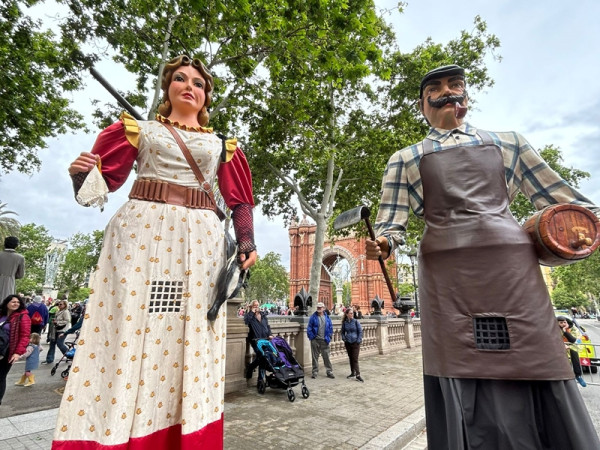 L’Associació Cultural i Folklòrica d’Abrera ha participat en la Trobada Nacional de Gegants pels carrers de Barcelona