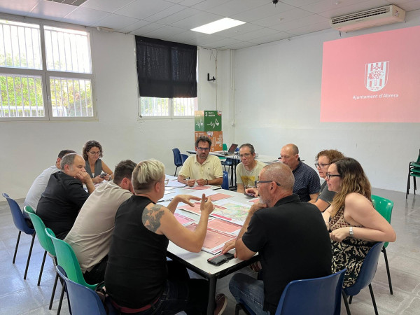 El Casal Social de Les Carpes de Vilalba ha acollit, aquest dimecres 10 de juliol, el taller del procés participatiu de l'Avanç del Pla d'Ordenació Urbanística Municipal (POUM) d'Abrera