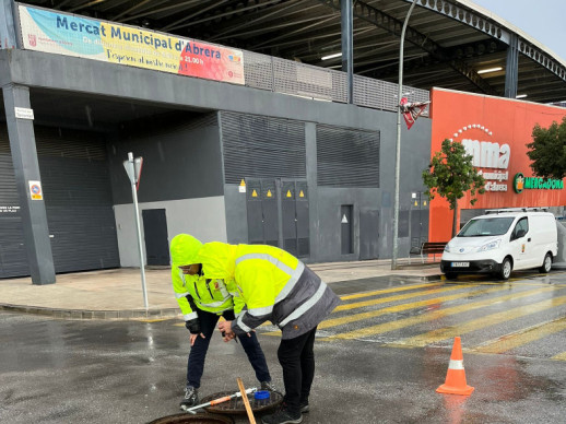 Brigada Municipal treballant en el restabliment de petites incidències provocades per les pluges intenses