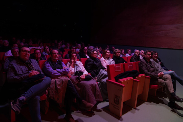 Donem el tret de sortida al XXVII Concurs de Teatre Amateur Vila d’Abrera amb 'Perfectes desconeguts' i el grup Triangle Teatre de Cornellà de Llobregat