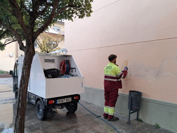 Pintades detectades a la pl. de les Escoles Velles. Actuació del servei de neteja municipal