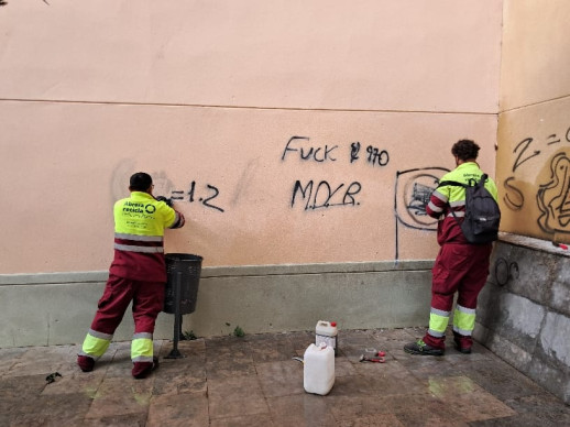 Pintades detectades a la pl. de les Escoles Velles. Actuació del servei de neteja municipal