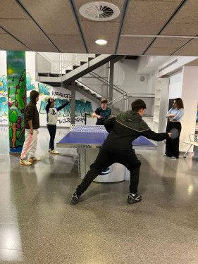 Diversió i alta participació en el darrer torneig de ping pong del Casal de Joves d'Abrera