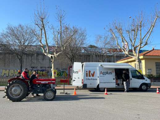 Abrera ha acollit aquest matí de dimecres 5 de març, una nova jornada d'ITV mòbil per a tractors i remolcs, davant del Casal del Social del Rebato