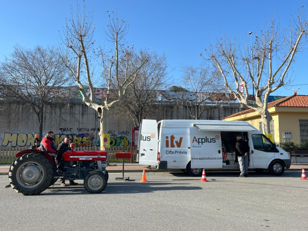 Abrera ha acollit aquest matí de dimecres 5 de març, una nova jornada d'ITV mòbil per a tractors i remolcs, davant del Casal del Social del Rebato