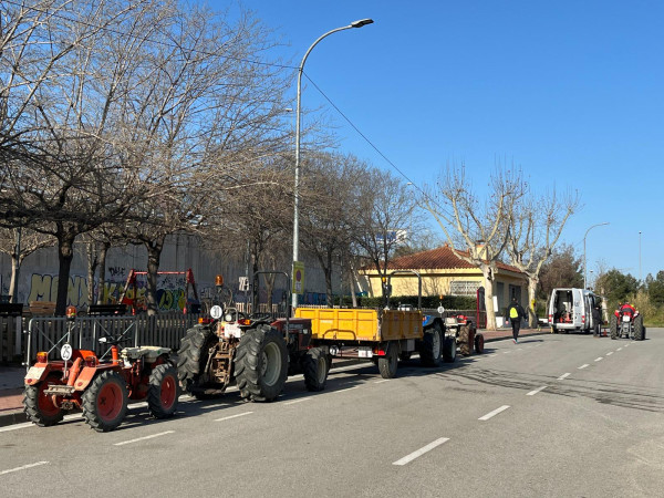 Abrera ha acollit aquest matí de dimecres 5 de març, una nova jornada d'ITV mòbil per a tractors i remolcs, davant del Casal del Social del Rebato