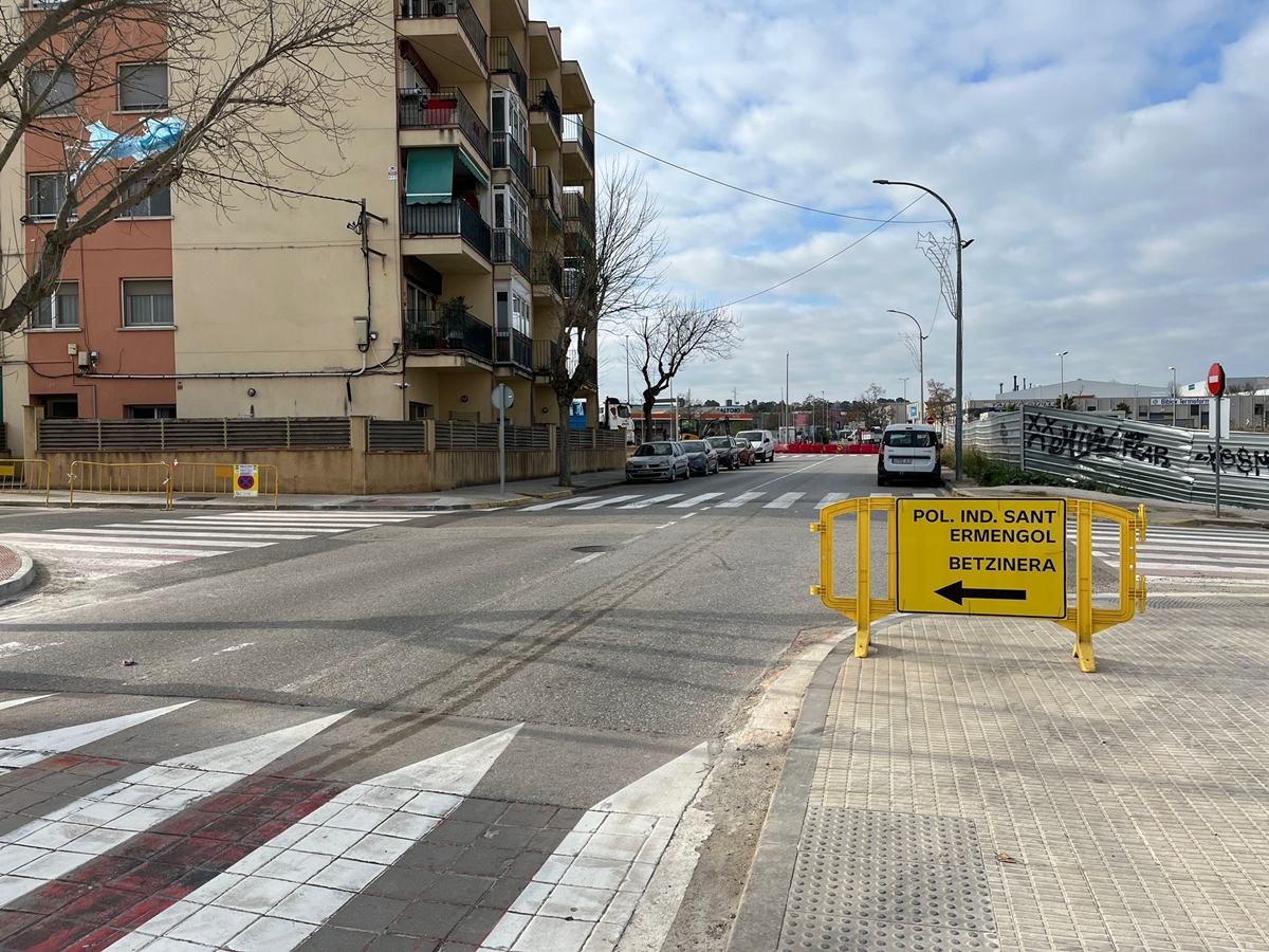 Del dimecres 10 al divendres 19 de desembre inclòs, queda tallat temporalment el carril de sortida del nucli urbà al carrer de Manresa, amnb motiu de la instal·lació de pantalles acústiques