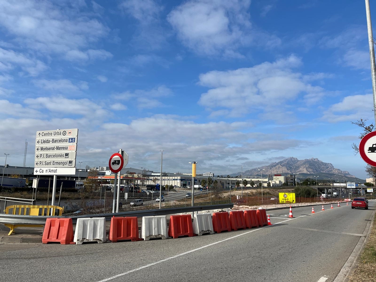 Del dimecres 10 al divendres 19 de desembre inclòs, queda tallat temporalment el carril de sortida del nucli urbà al carrer de Manresa, amnb motiu de la instal·lació de pantalles acústiques