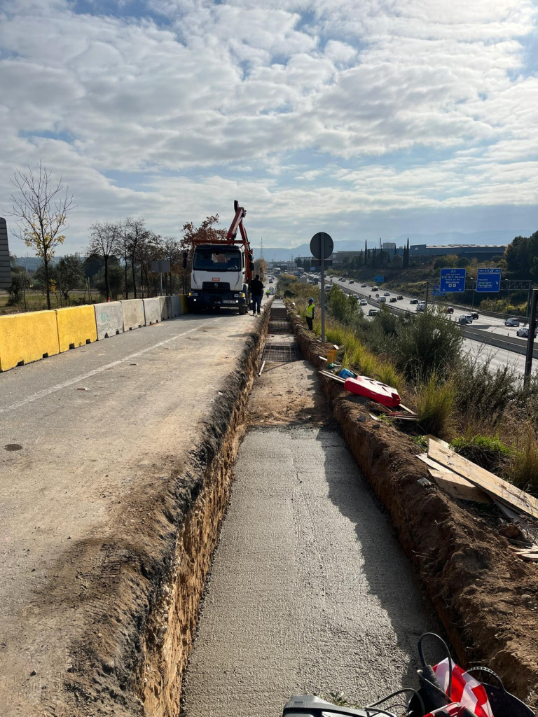 Del dimecres 10 al divendres 19 de desembre inclòs, queda tallat temporalment el carril de sortida del nucli urbà al carrer de Manresa, amnb motiu de la instal·lació de pantalles acústiques