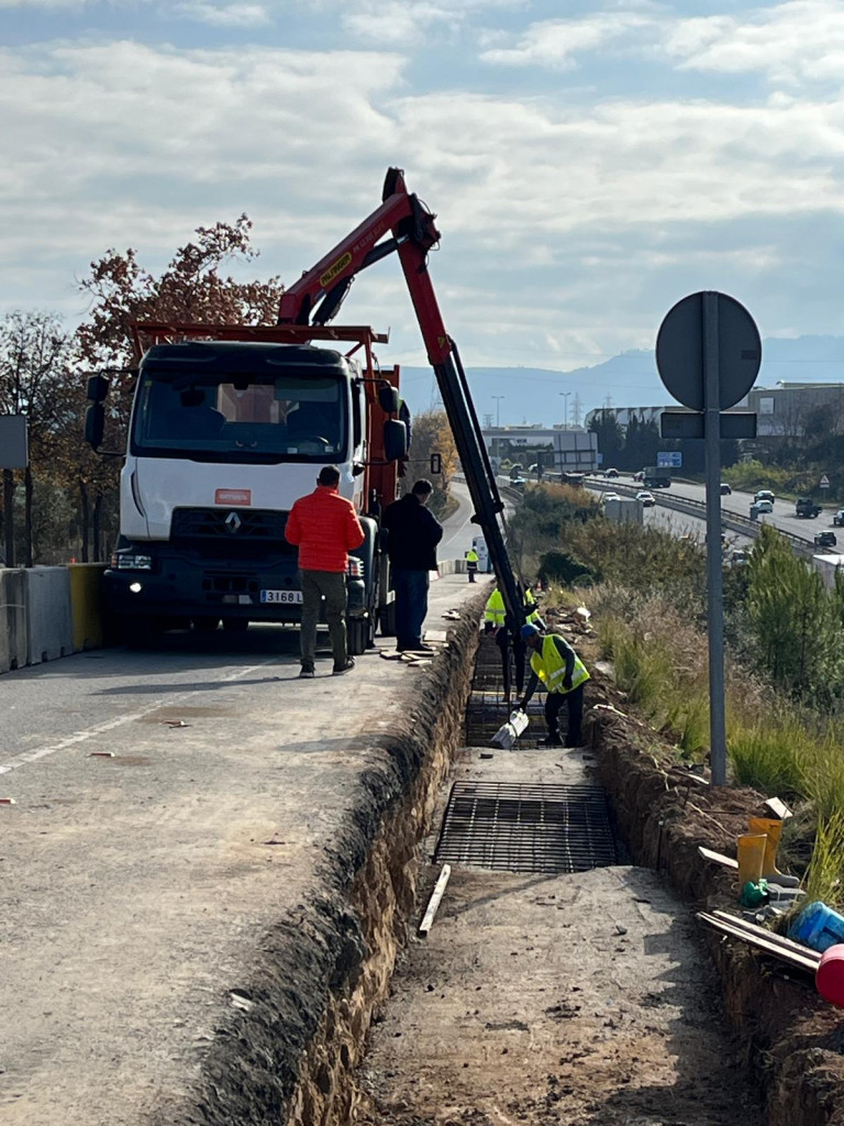 Del dimecres 10 al divendres 19 de desembre inclòs, queda tallat temporalment el carril de sortida del nucli urbà al carrer de Manresa, amnb motiu de la instal·lació de pantalles acústiques