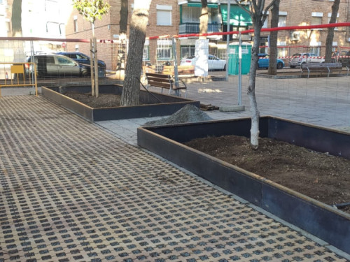 Avancen a bon ritme els treballs de reparació i millora dels jardins de la plaça de Rafael Casanova