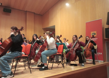 Aquest mes de març la nostra Escola Municipal de Música ha participat en la Trobada d'orquestres de corda i en l'espectacle interdisciplinari Piano Art 26