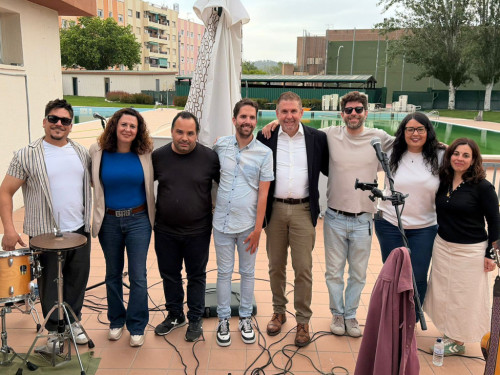Gran acollida a la inauguració del Candela Gastrobar, aquest divendres 1 de maig, a la Piscina Municipal d’Estiu d’Abrera