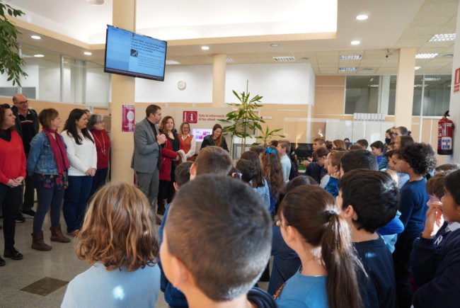 Gaudim, novament, de la cantada de nadales de nenes i nens de l'Escola Francesc Platón i Sartí a l'Ajuntament. Moltes gràcies!