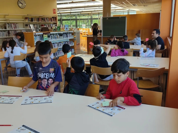 Els i les escolars del nostre municipi realitzen noves visites a la Biblioteca Josep Roca i Bros, per conèixer l'equipament i els seus serveis