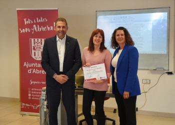 A Abrera apostem per la formació! Lliurem els diplomes acreditatius del curs Factura Electrònica per a comerços. Enhorabona a tothom!