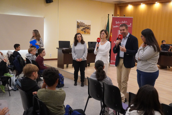 L'alumnat de tercer curs de l'Escola Ernest Lluch visita el consistori d'Abrera dins l'activitat 'El meu Ajuntament' aquest curs 2024-2025