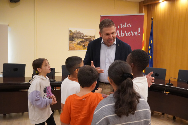 L'alumnat de tercer curs de l'Escola Ernest Lluch visita el consistori d'Abrera dins l'activitat 'El meu Ajuntament' aquest curs 2024-2025