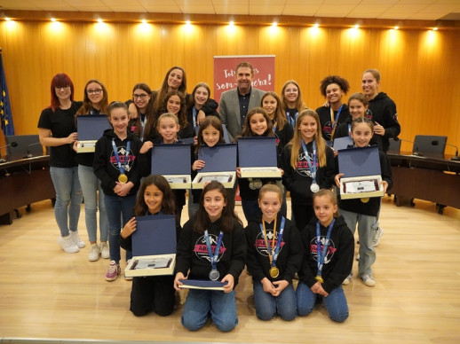 Lliurem els reconeixements esportius a les gimnastes de l'Abrera Gimnàstic Club pels darrers èxits assolits als Campionats d'Espanya i Catalunya de Gimnàstica Artística. Moltes felicitats!