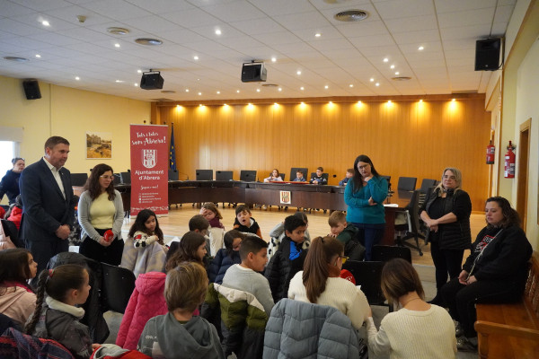 L'alumnat de tercer curs de l'Escola Francesc Platón i Sartí visita el consistori d'Abrera dins l'activitat 'El meu Ajuntament' aquest curs 2024-2025